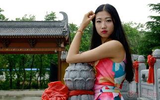 美女寺庙吃瓜图片,吃瓜瞬间成网红热议焦点