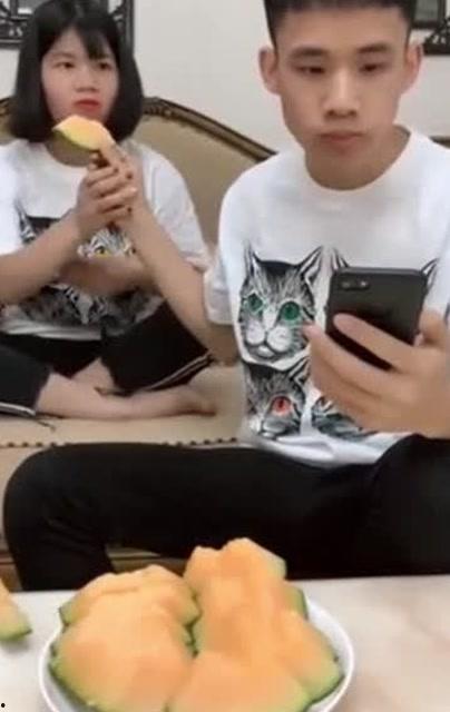 姐姐醉酒弟弟吃瓜