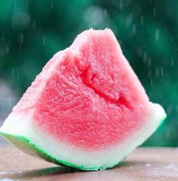 白昼吃瓜,夏日炎炎，尽享清凉时光