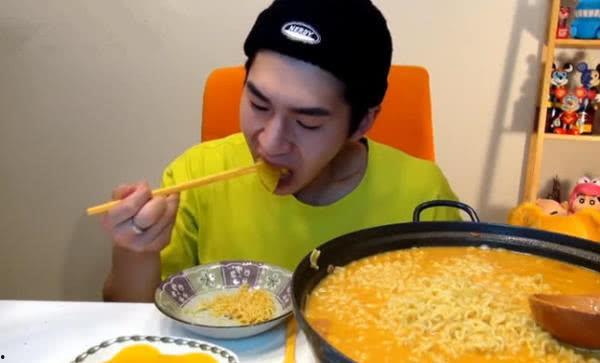 吃瓜哥吃火鸡面,勇吃火鸡面大揭秘！