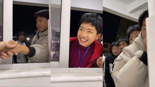 老师的吃瓜视频,趣味横生的校园生活瞬间