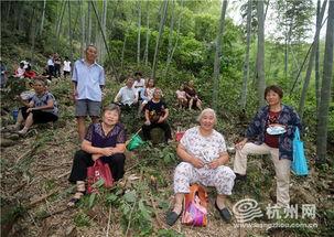 溪边吃瓜照片,夏日悠闲时光