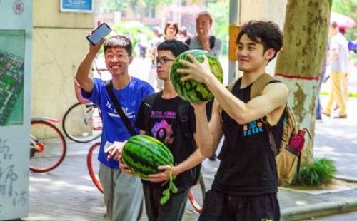 大学男女吃瓜,揭秘大学男女的吃瓜风云