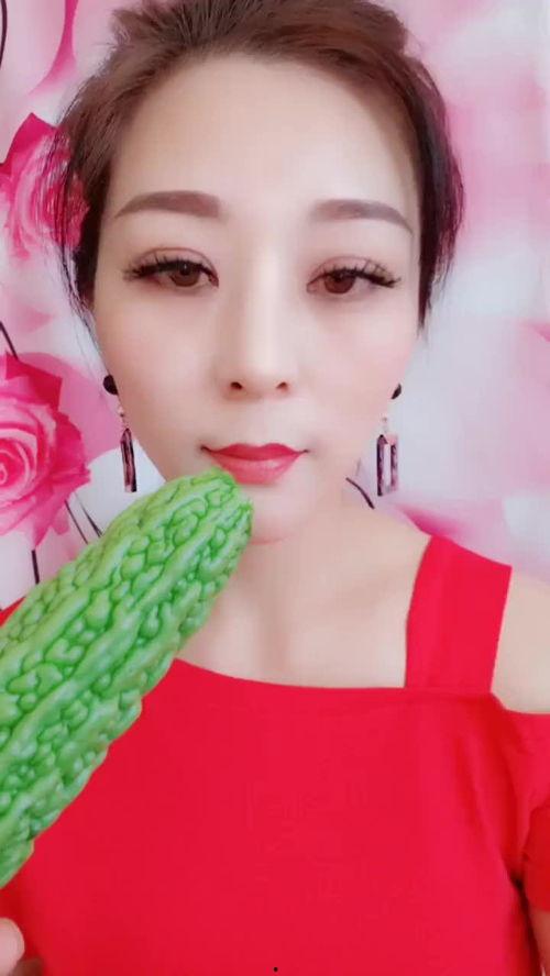 女孩吃瓜的感受